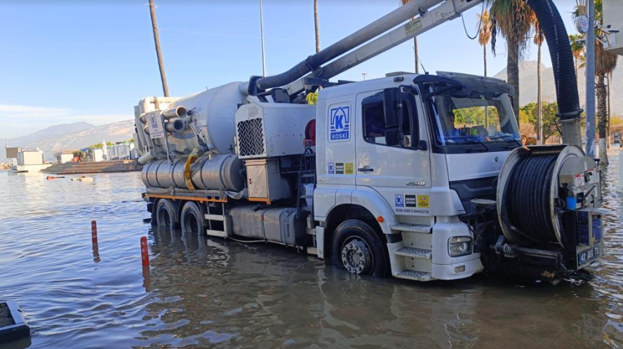 KOSKİ İskenderun'daki Deniz Taşkınına Müdahale Etti