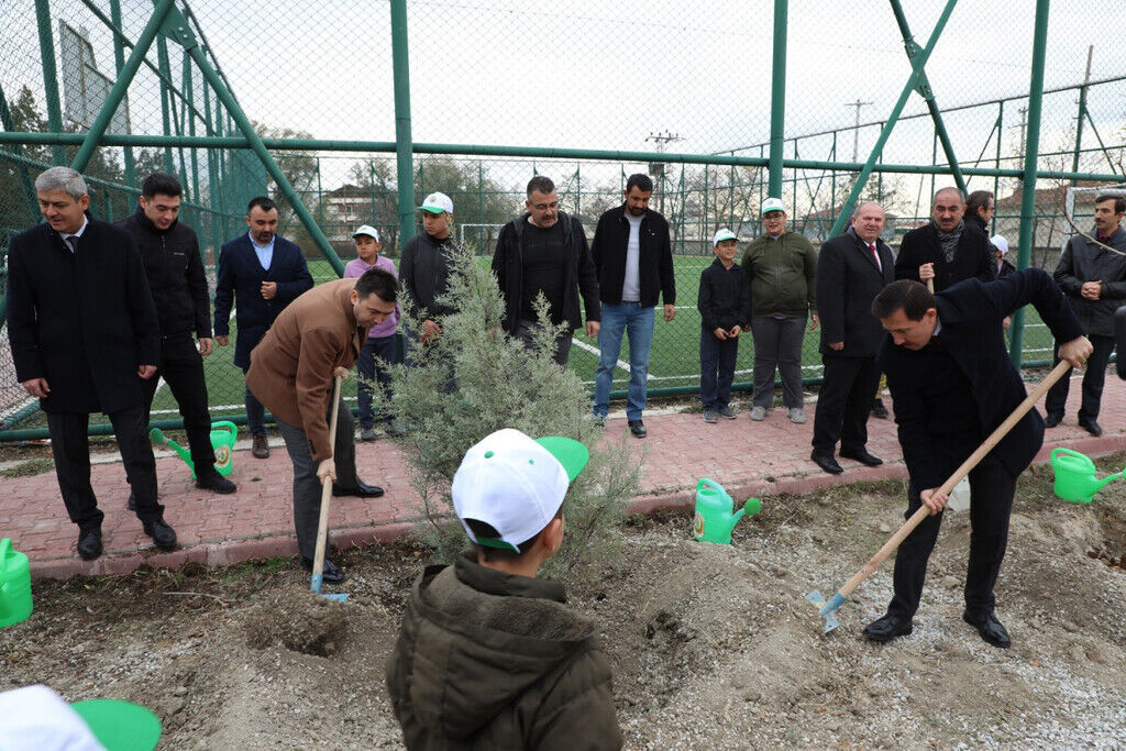 Başkan Hasan Kılca, Öğrencilerle Fidan Dikti