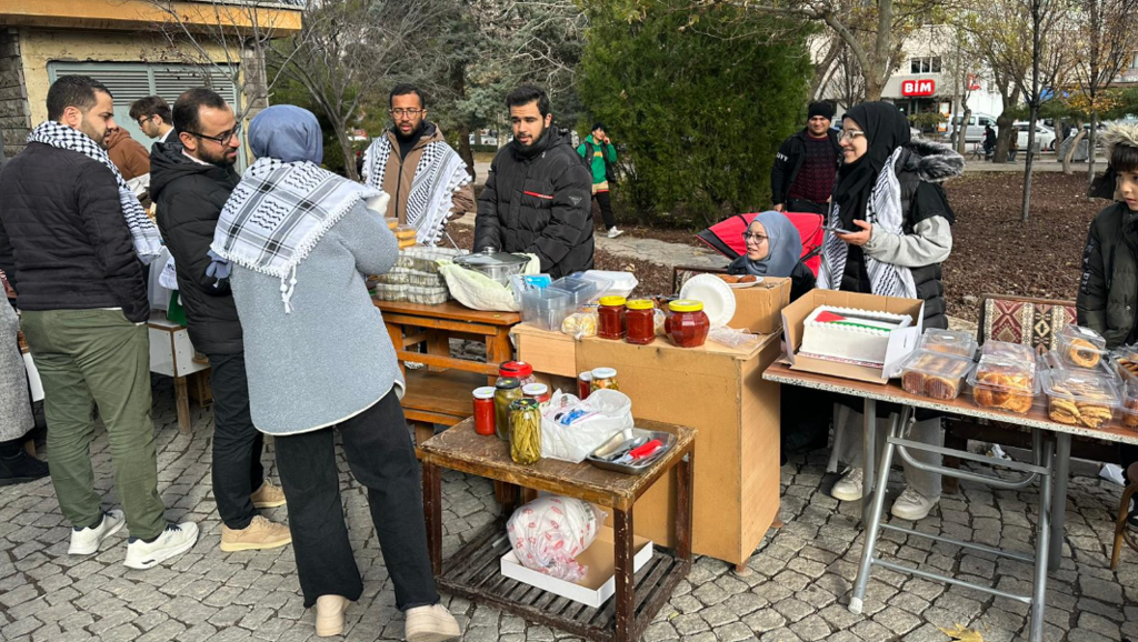 Konya Şems-i Tebrizi Meydanı'nda Filistinliler İçin Kermes