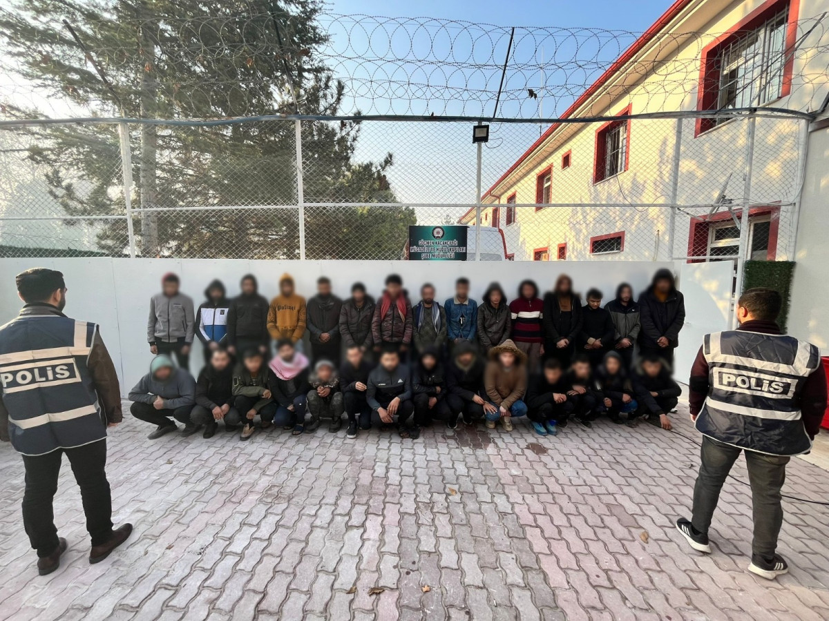 Konya'da 35 düzensiz göçmen şehre girmeden yakalandı