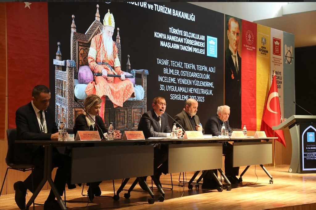 “Türkiye Selçukluları Konya Hanedan Türbesindeki Naaşların Tanzimi Projesi” Paneli Konya'da Yapıldı