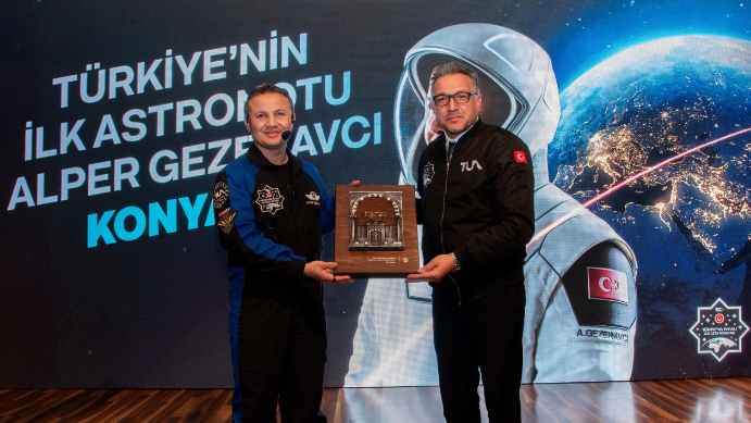 Türkiye'nin ilk astronotu Konya Selçuk üniversitesinde öğrencilerle bir araya geldi