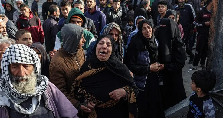 Gazze'de yardım bekleyenleri Katil İsrail yine vurdu! Onlarca ölü ve yaralı var!