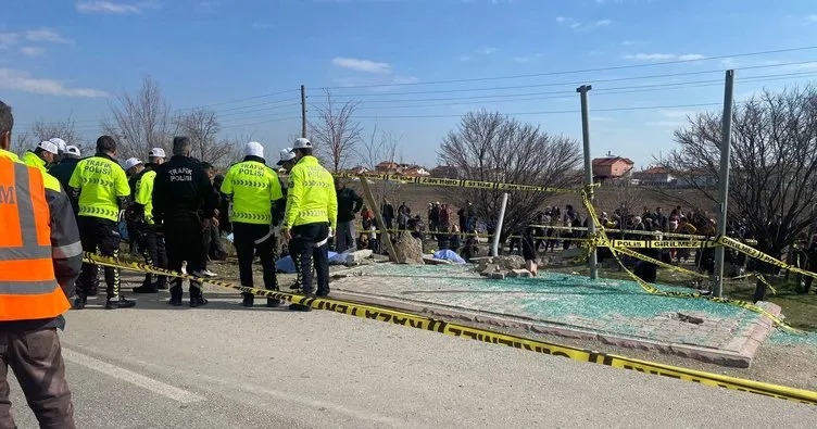 Konya'da feci kaza! Otomobil durağa daldı: 4 ölü, 5 yaralı!