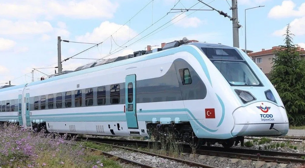 Bakan Uraloğlu:Milli Elektrikli Tren Setinin Üçüncüsü de Raylarda! 2 yılda sayımız 25'e ulaşacak!