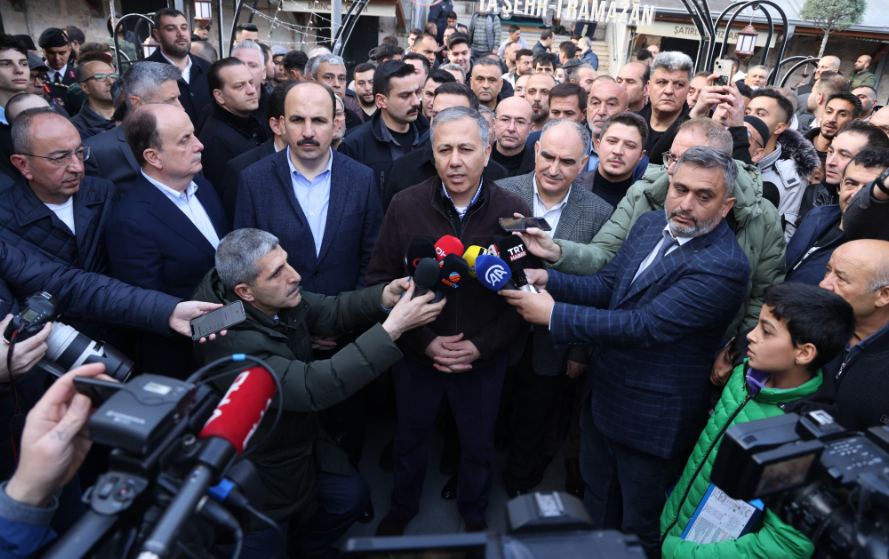 Bakan Yerlikaya Konya Kapu Camii'nde Bayram namazı kıldı Konyalılar ile bayramlaştı!