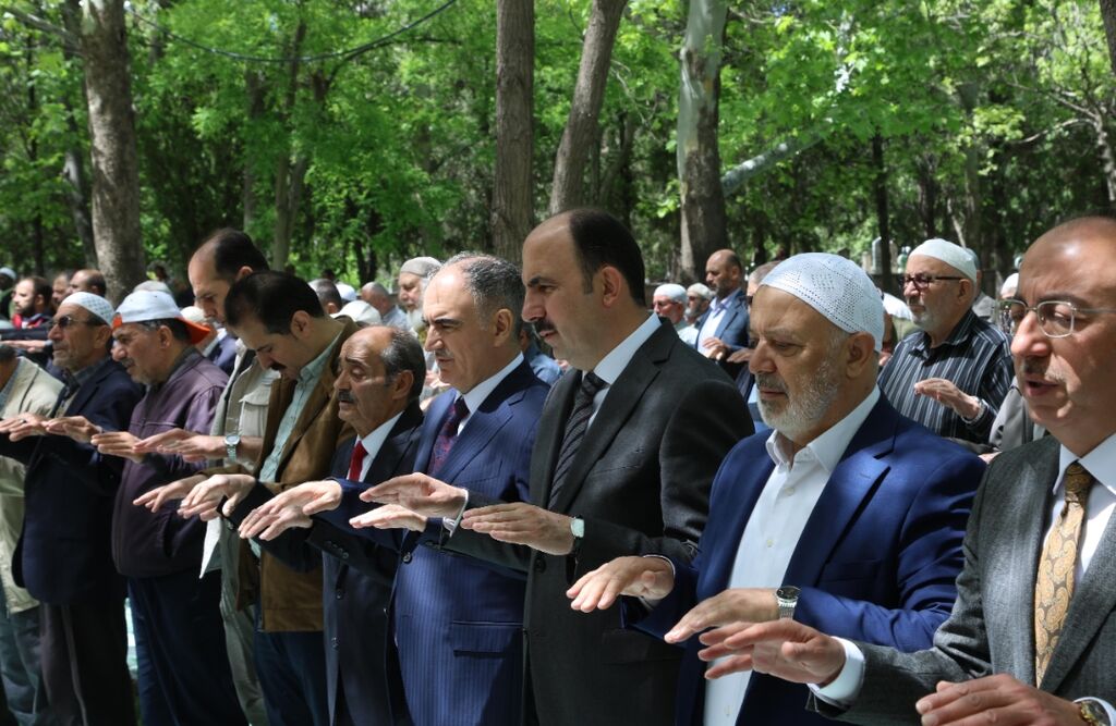 Konya'da Namazgâh’ta Eller Yağmur İçin Semaya Kalktı