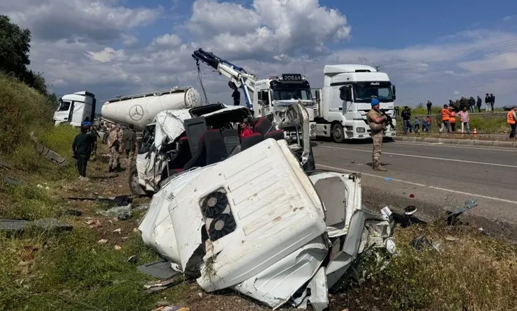 Gaziantep’te Beton Mikseri Minibüse Çarptı: Feci Kaza’da 9 Ölü 10 Yaralı Var!