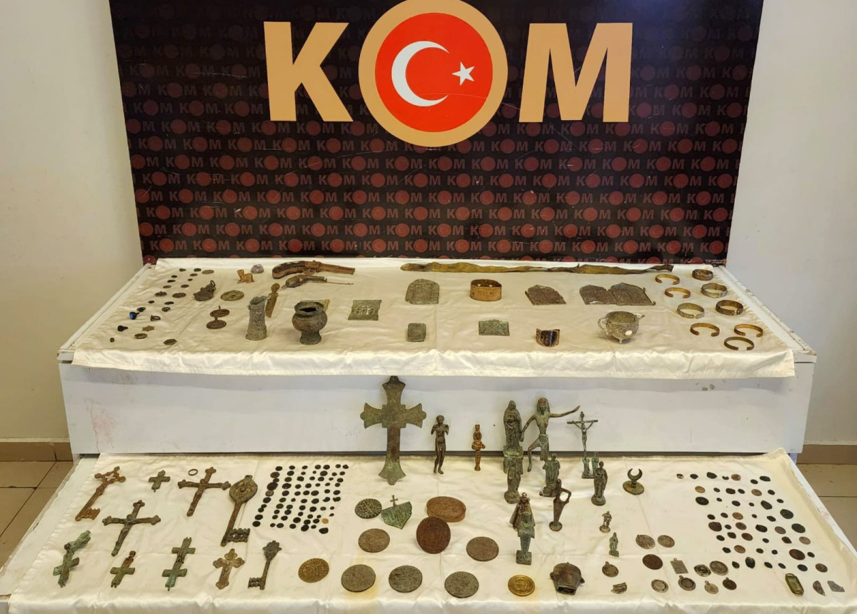Konya Emniyetinden Dev Kaçakçılık Operasyonu: Yüzlerce Tarihi Eser Yakalandı!