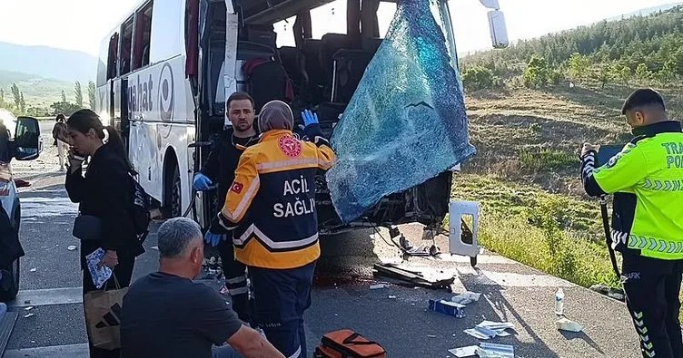 Afyon'da feci kaza! Yolcu otobüsü kamyonetle çarpıştı: 17 yaralı