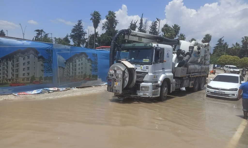 Konya Büyükşehir Ekipleri Hatay’da Sel ve Su Baskınlarına Müdahale Ediyor