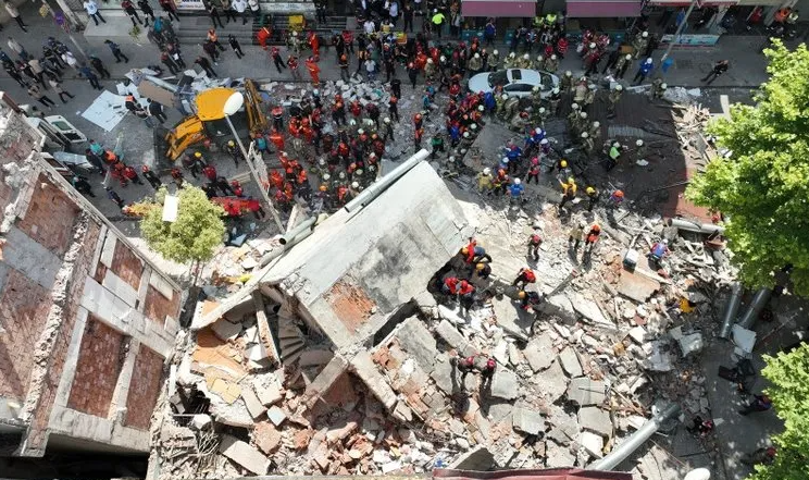 İstanbul Küçükçekmece'de 3 katlı bina çöktü: 1 ölü 2 si ağır 8 yaralı!