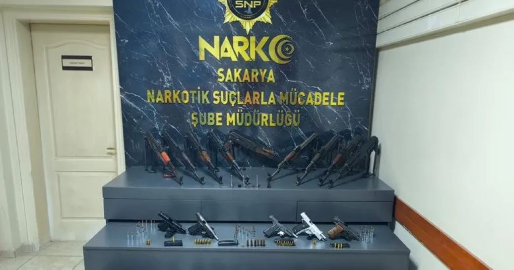 Sakarya'da Şok Operasyon! Polis Memurunun Aracından Cephanelik Çıktı!