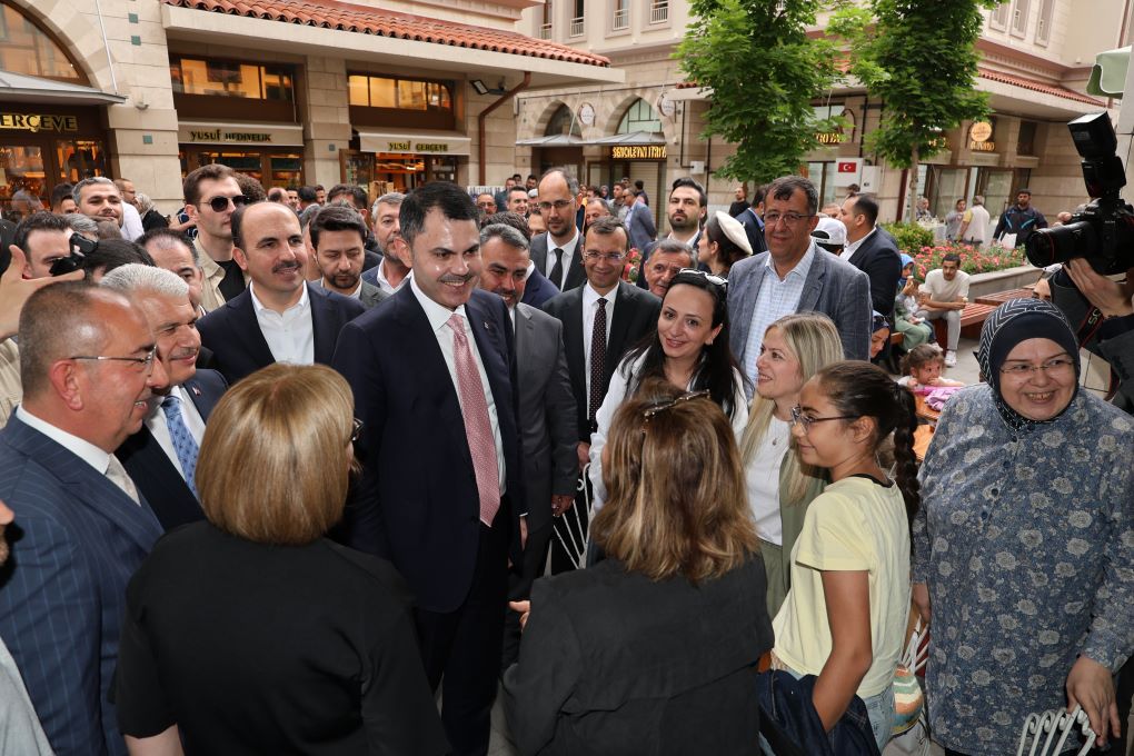 Bakan Murat Kurum Türbeönü Çarşılarında Konyalılarla Kucaklaştı