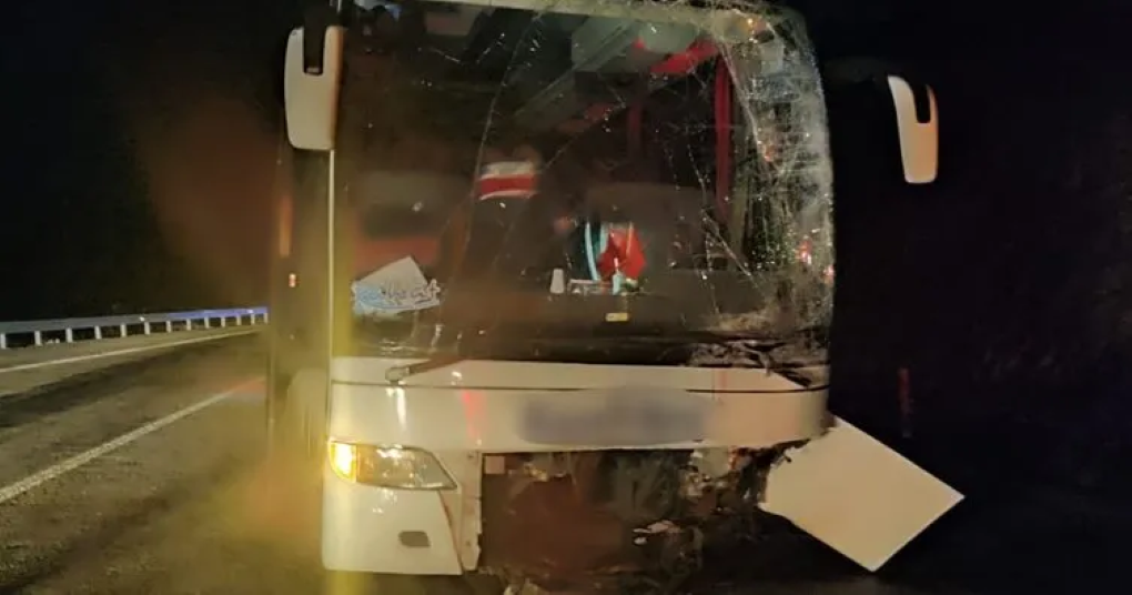 Konya Derebucak'ta Feci Kaza! Yolcu Otobüsü ile Otomobil Çarpıştı!1 Ölü, 8 Yaralı!