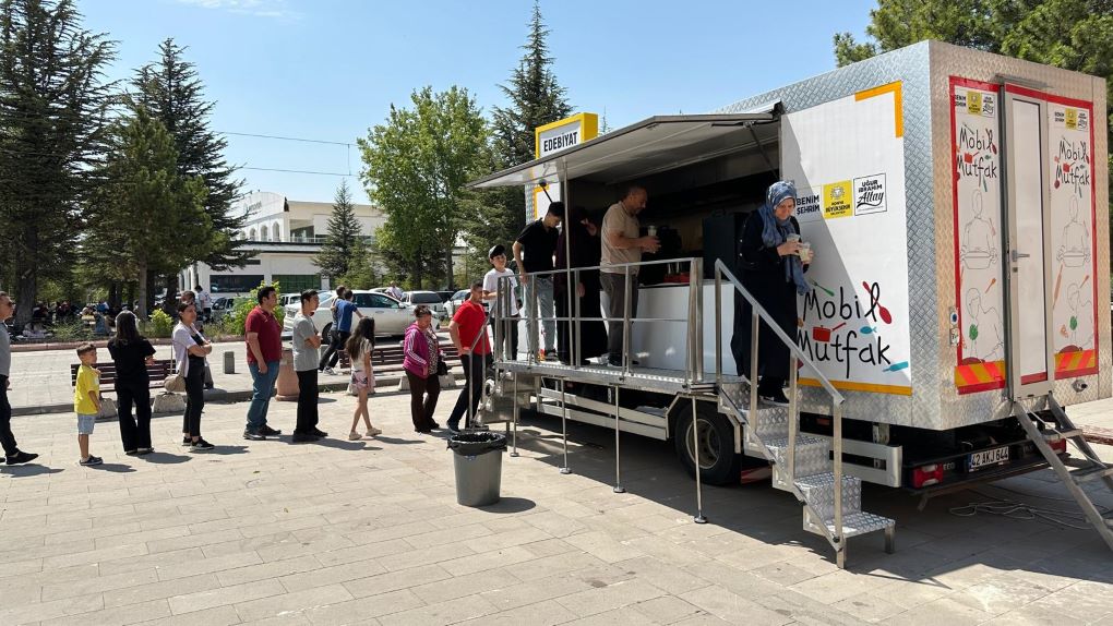 Konya Büyükşehir YKS’ye Giren Öğrencilerin Ailelerine İkramlarda Bulundu!