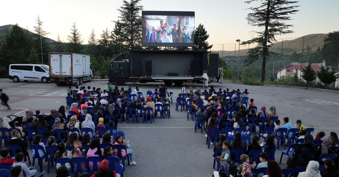 Konya Büyükşehir'den 101 Mahallede Sinema Keyfi