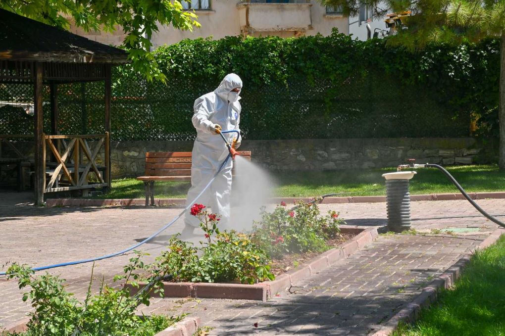 Selçuklu Belediyesi Yeşil Alan İlaçlamalarını Sürdürüyor!