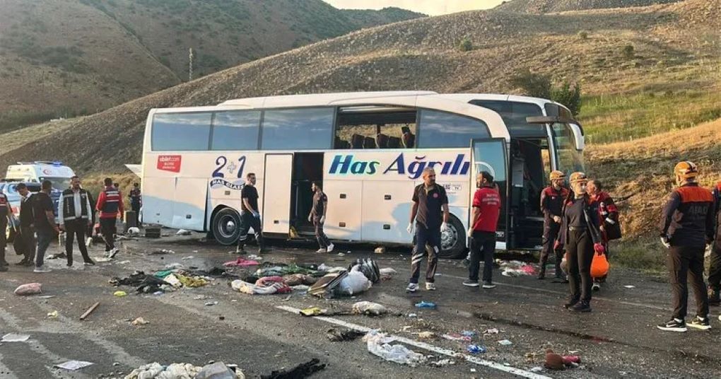 Sivas’ta Yolcu Otobüsü Devrildi: 4 Ölü, 33 Yaralı!