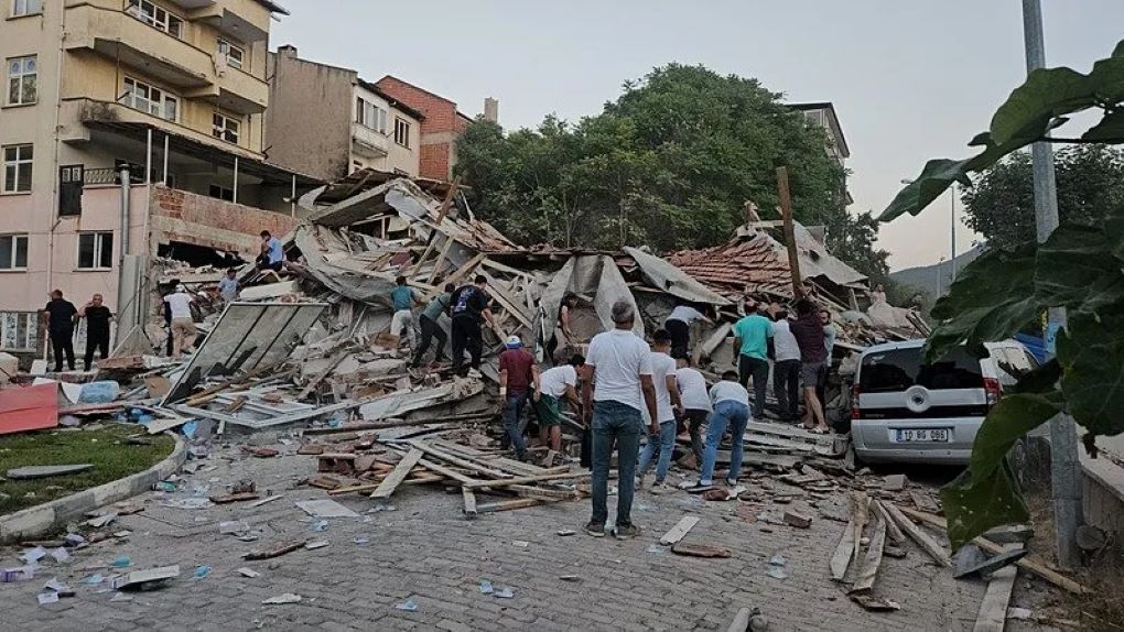Balıkesir Sındırgı’da 6,1 Büyüklüğünde Deprem: Bir Kişi Hayatını Kaybetti, Onlarca Yaralı Var