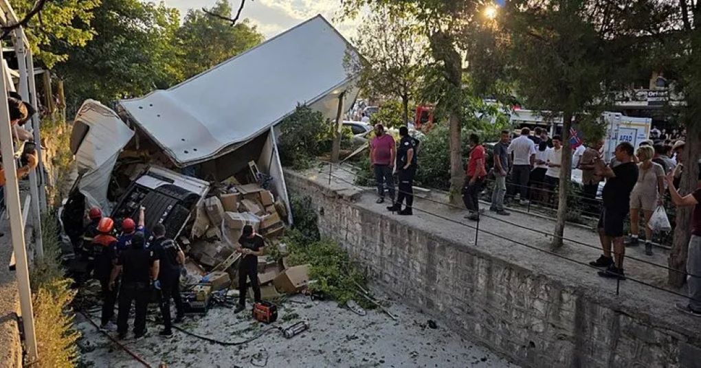 Nevşehirde Freni patlayan kamyon 10 aracı biçti, kanala düştü: 6 yaralı!