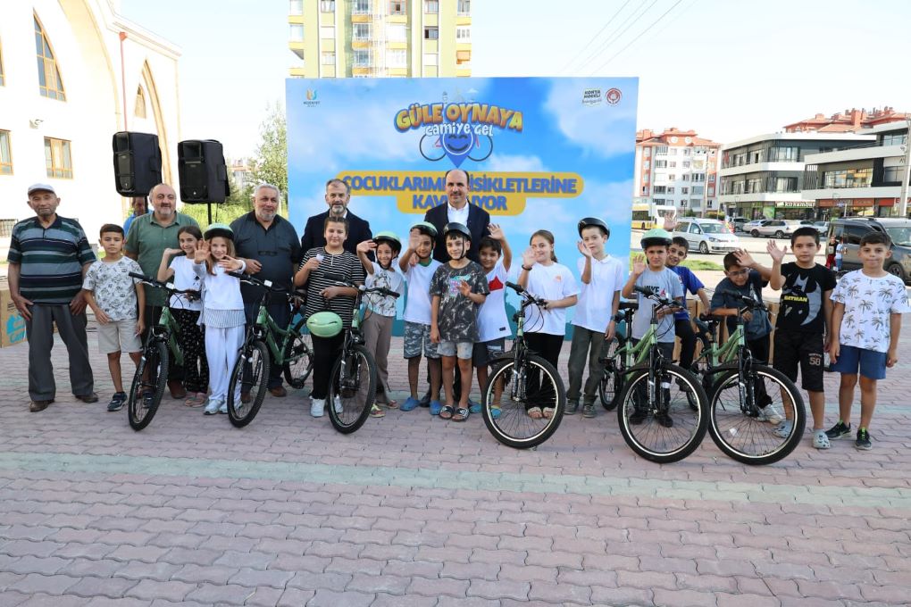 Başkan Altay,  Sabah Namazına Giderek Bisiklet Kazanan Çocuklarla Buluştu!