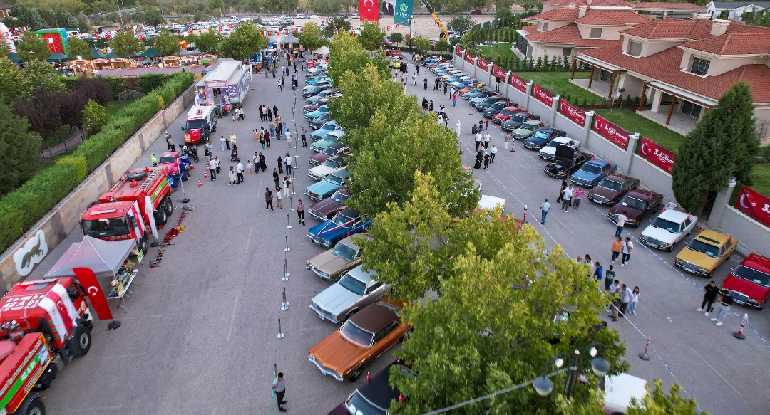 Klasik Otomobiller Meram’da Nostalji Rüzgârı Estirdi