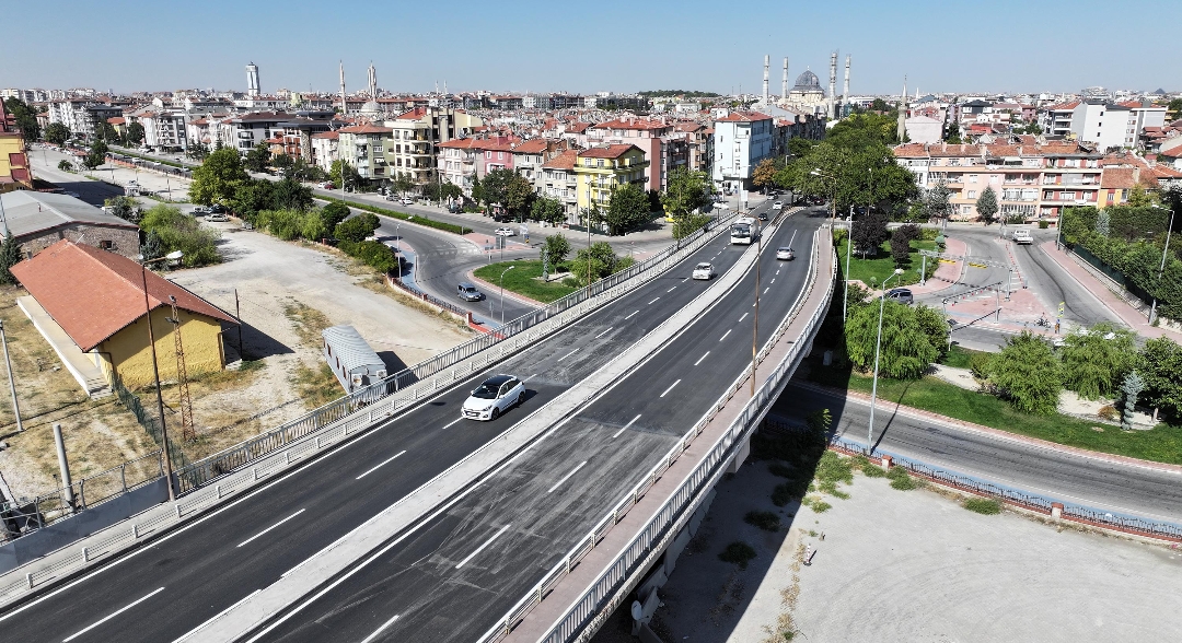 Ahmet Öksüz Üst Geçidi’nde asfalt yenileme çalışmalarını tamamladı.