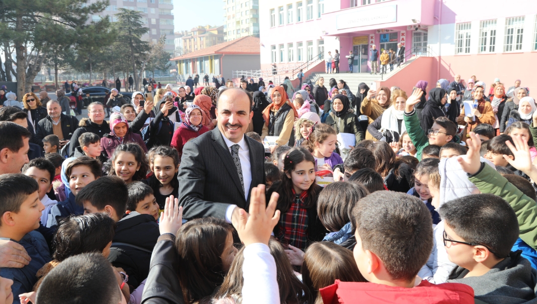 Konya Büyükşehir Belediyesinden Öğrencilere Eğitim Desteği