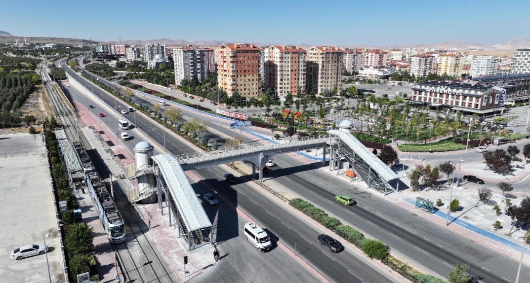 Konya Büyükşehirden, Üniversite Öğrencileri için Yaya Üst Geçidine Yürüyen Merdiven 