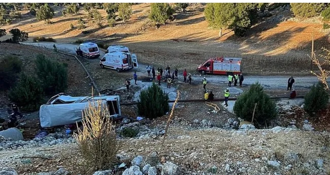 Mersin’de korkunç kaza! Minibüs şarampole yuvarlandı: 5 ölü, 10’dan fazla yaralı
