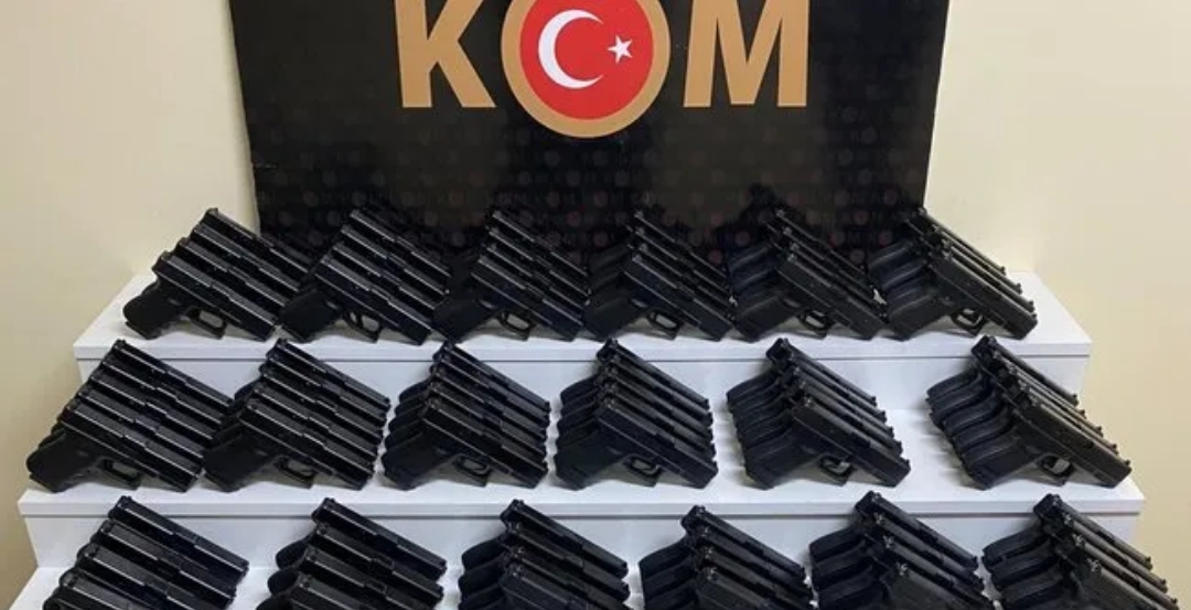 Konya'da Durdurulan Araçta 100 Adet Ruhsatsız Tabanca Ele Geçirildi