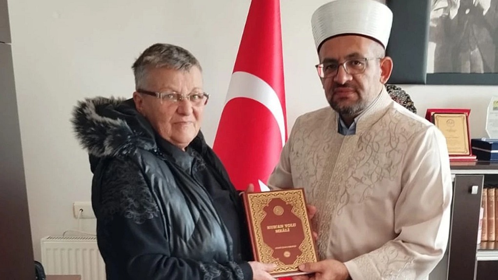 Romanyalı Cornella, Konya’da İslam’la Şereflendi!Yeni İsmi Zehra Oldu