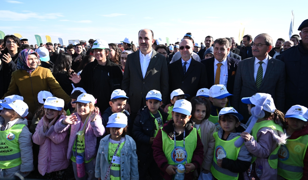 Başkan Altay Öğrencilerle Birlikte 15 Bin Fidanı Toprakla Buluşturdu