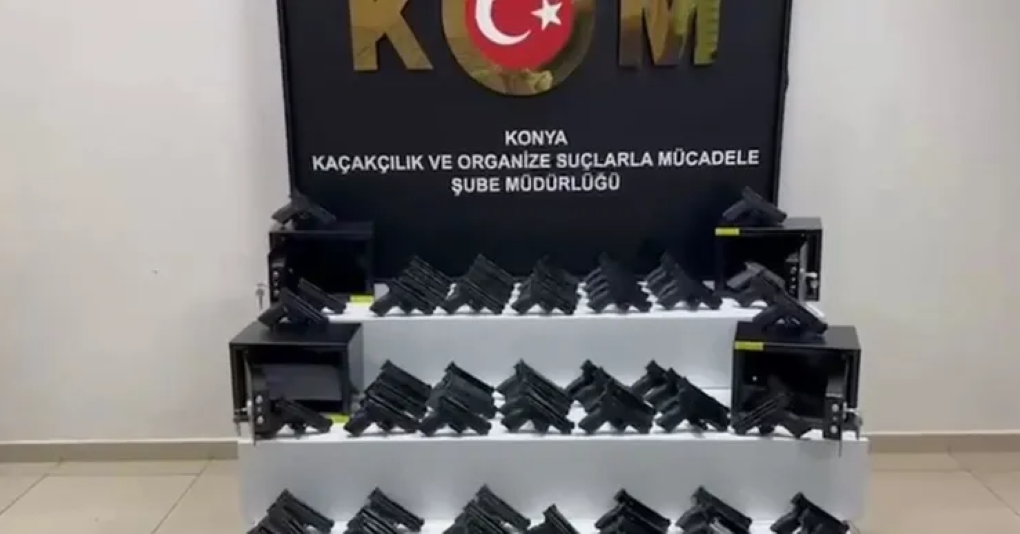 Kargodaki Çelik Kasalardan 100 Ruhsatsız Tabanca Çıktı