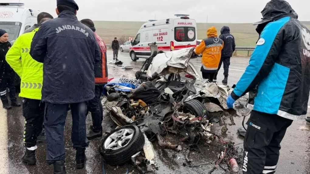 Kahta’da Feci Kaza: Otobüs İle Otomobil Kafa Kafaya Çarpıştı, 3 Kişi Hayatını Kaybetti!