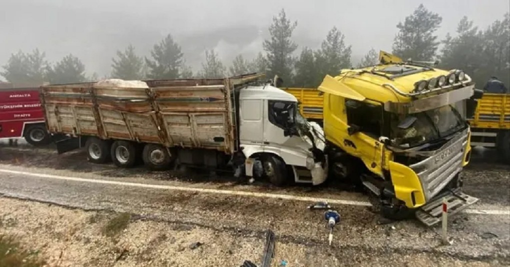 Finike-Elmalı Yolunda Feci Kaza: Kamyon Sürücüsü Hayatını Kaybetti
