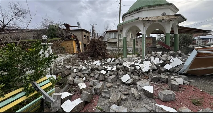 Manavgat’ta Hortum Üç Mahallede Büyük Yıkıma Yol Açtı!