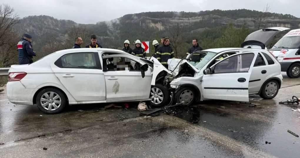 Burdur Ağlasun Yolunda Feci Çarpışma! 7 Kişi Hayatını Kaybetti, 5 Yaralı!