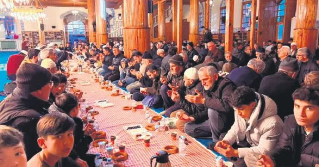Konya Kapu Camii’nde “Medine Usulü” İftar Geleneği!