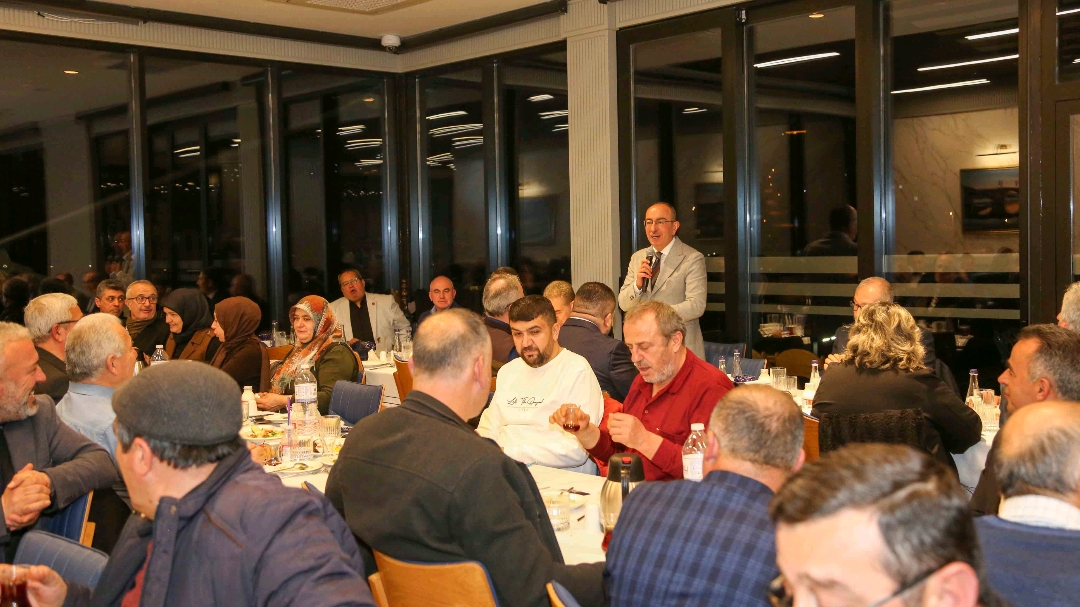 Meram’da Ramazan Buluşması! Başkan Kavuş Muhtarlarla Aynı Sofrada!