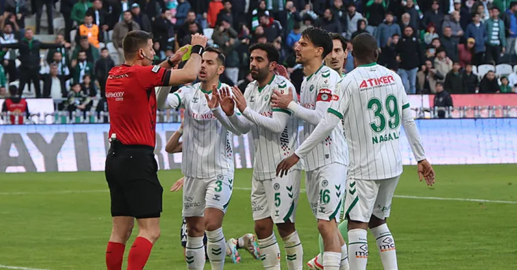 Konyasporlu Futbolculardan Hakem Yönetimine Sert Tepki!