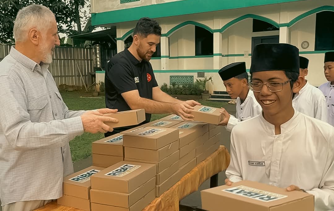 Endonezya’da Ramazan Sofraları: Ribat İnsani Yardım Derneği Yüzlerce Gönüle Ulaştı