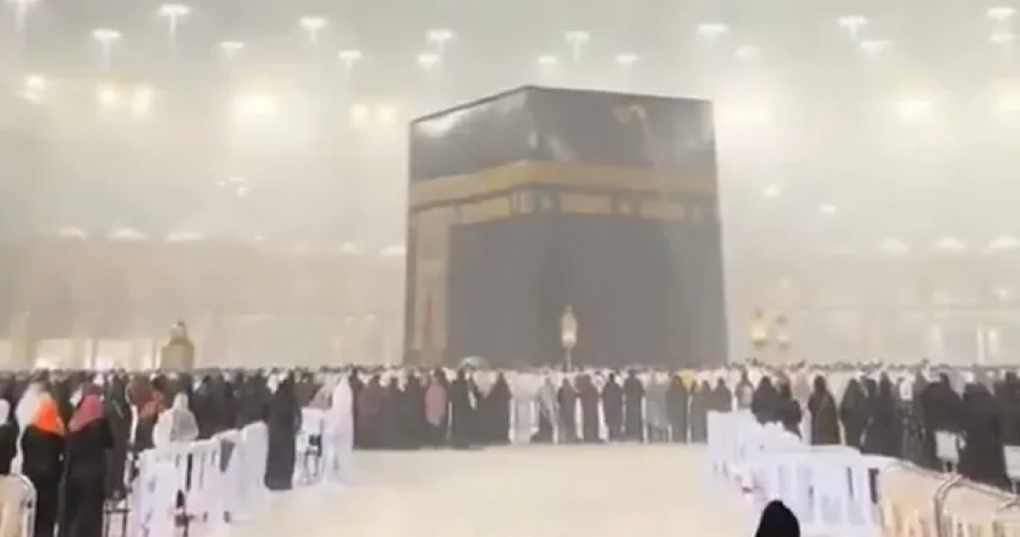 Kabe’de Yağmur Altında Tavaf! On Binlerce Müslüman Dua Etti!