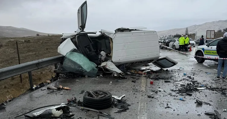 Konya'da Otomobil Karşı Şeride Geçti! Feci Kazada 2 kişi Hayatını Kaybetti!