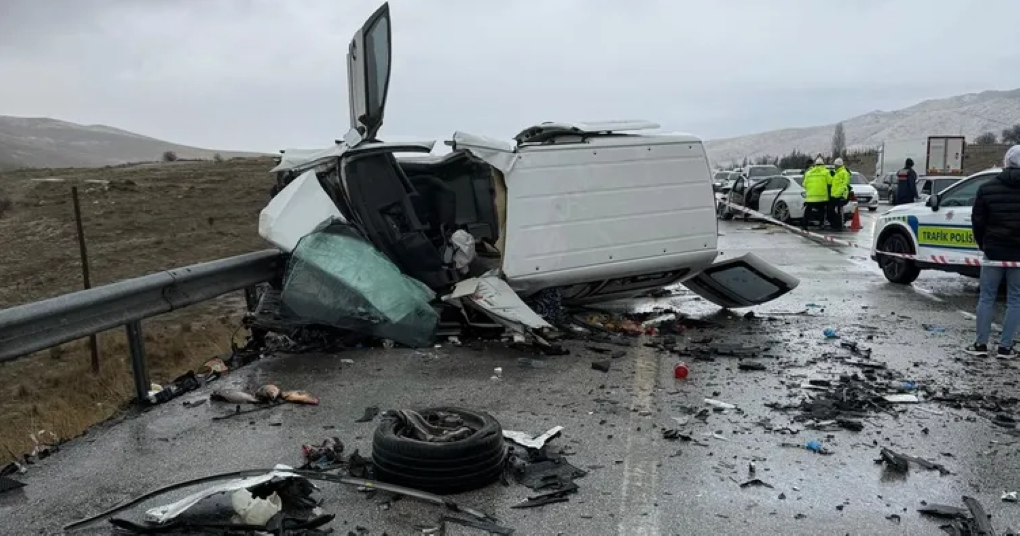 Konya'da Otomobil Karşı Şeride Geçti! Feci Kazada 2 kişi Hayatını Kaybetti!