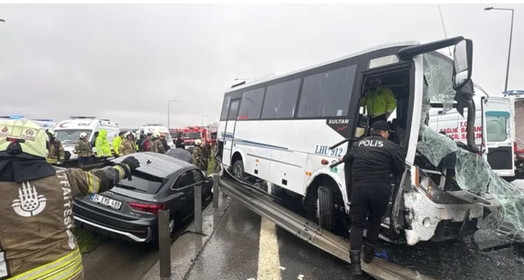 Başakşehir’de Polis Servisi Kaza Yaptı: Kalbi Duran Memur Hayata Döndürüldü