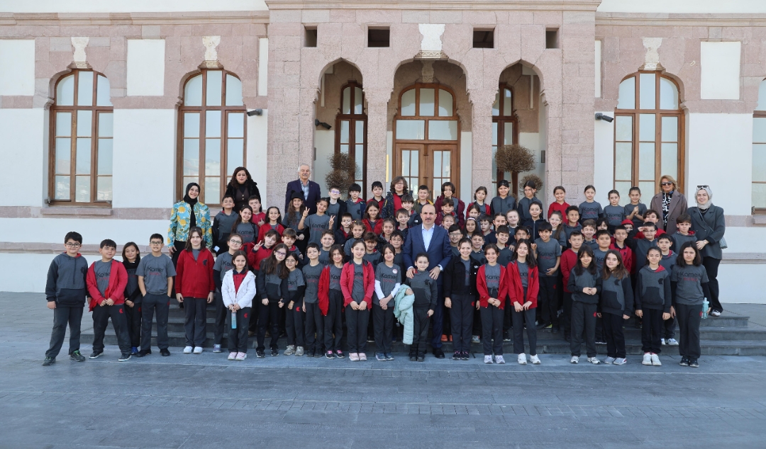 Başkan Altay Minik Öğrencilerle Taş Bina’da Buluştu