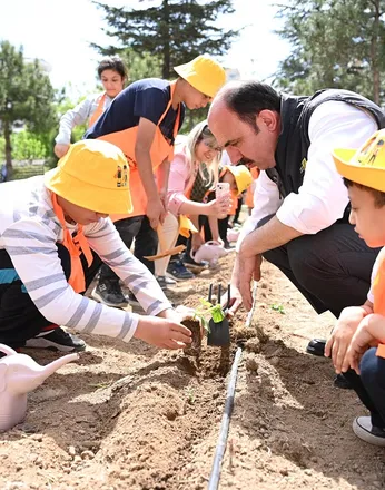 Başkan Altay Özel Gençlerle Birlikte Sebze Fidelerini Toprakla Buluşturdu