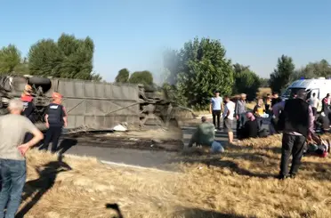 Afyonkarahisar’da yolcu otobüsü dehşeti! Bariyerlere çarpıp devrildi, 35 kişi yaralandı!